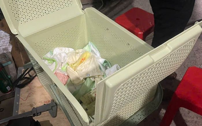 Bé gái sơ sinh bị bỏ rơi lúc đêm muộn, xót xa khi đọc nội dung mẩu giấy bên cạnh
