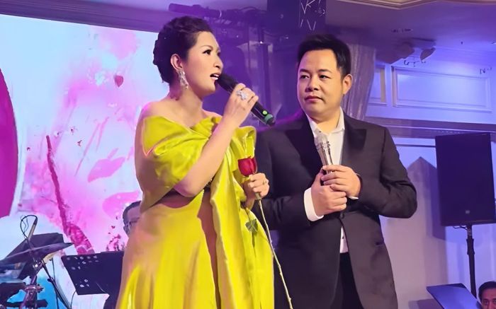 Ca sĩ Hồng Nhung lộ bụng bầu sắp sinh ở tuổi 44 khiến Quang Lê ngỡ ngàng