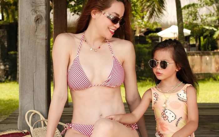 Hồ Ngọc Hà khoe vẻ đẹp 'căng tràn' với bikini tí hon bên con gái