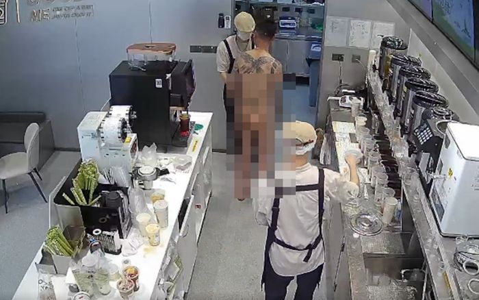 Người đàn ông khỏa thân xông vào quán trà sữa, bị nhân viên khống chế