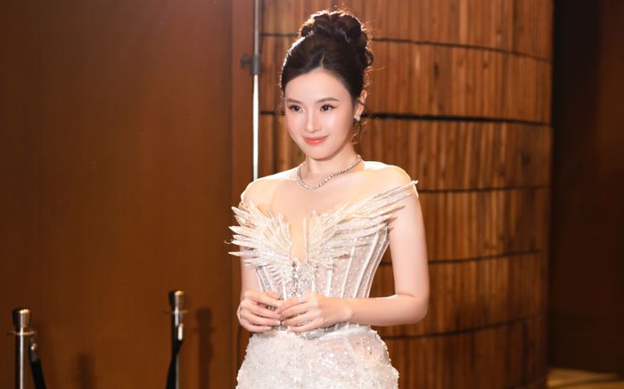 Midu khoe vẻ gợi cảm sau nhiều lần bị đồn 'bầu bí'