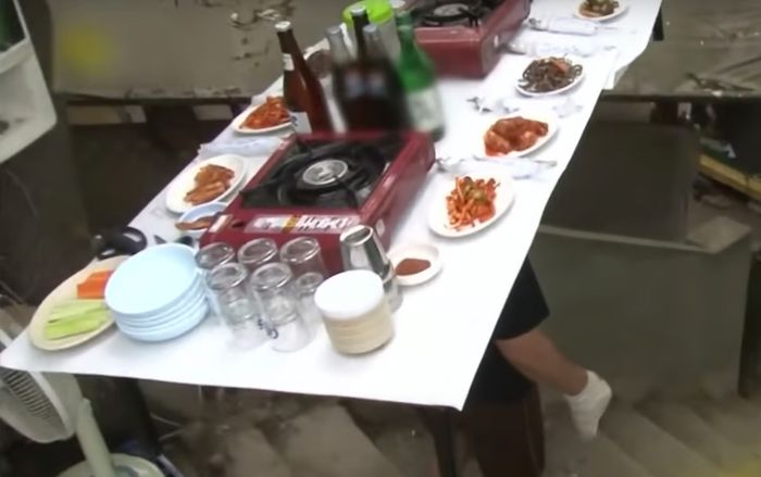Chủ nhà hàng khiến khách choáng váng khi đội cả bàn thức ăn lên đầu để phục vụ