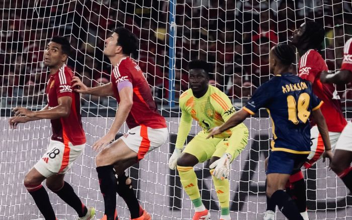 HLV Kim Sang Sik giúp ASEAN All-stars đánh bại Man United