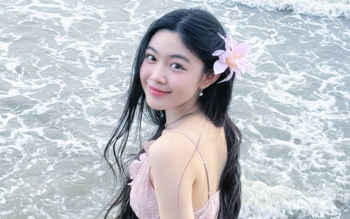 Lọ Lem nhà Quyền Linh diện váy hai dây khoe nhan sắc mướt mắt