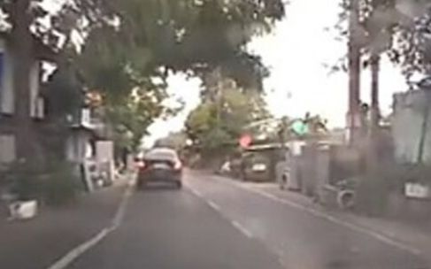 Sét đánh thẳng vào chiếc ô tô đang chạy ngoài đường, ngạc nhiên tình trạng của nữ tài xế