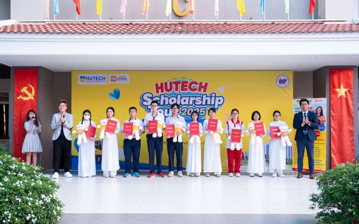 Hơn 2000 suất học bổng 25% học phí toàn khóa được trao trong HUTECH Scholarship Tour 2025