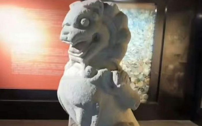 Con sư tử đá bị trộm 17 năm trước bất ngờ xuất hiện khiến dân làng xôn xao