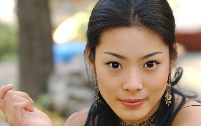 Nữ người mẫu nổi tiếng Hàn Quốc nay sa cơ, phải đi làm phục vụ quán ăn