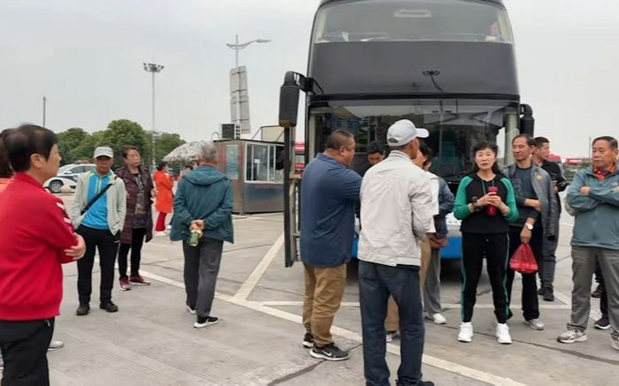 Nam tài xế tuyên bố chưa nhận được tiền vé, bỏ rơi 160 hành khách lớn tuổi giữa đường cao tốc