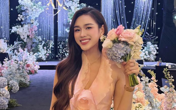 Hoa hậu Đỗ Thị Hà vướng tin đồn sắp lên xe hoa vì một hành động