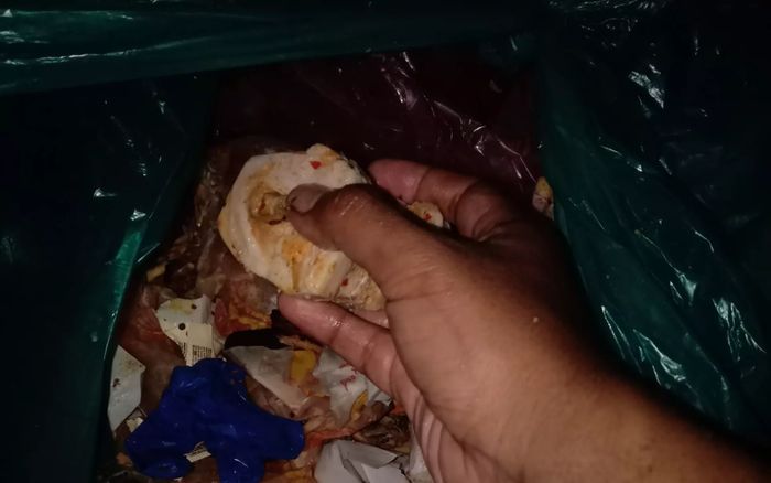 Người đàn ông sống vô gia cư, tìm kiếm thức ăn thừa suốt 9 năm