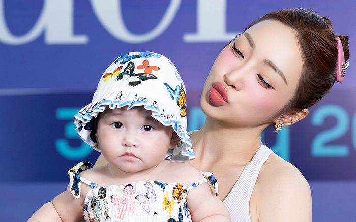 Vợ kém 16 tuổi của Chi Bảo diện váy ngắn khoe dáng nóng bỏng