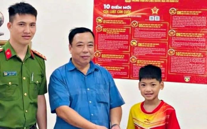 Bé trai mang 20 triệu đến Cơ quan Công an và câu chuyện đẹp phía sau