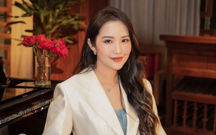 Ảnh hiếm vợ thiếu gia Phan Thành mặc đồ tắm cắt xẻ táo bạo