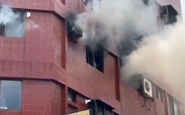 Cắm điện nồi cơm rồi đi dạo, cặp vợ chồng bàng hoàng trước cảnh tượng sau khi trở về nhà