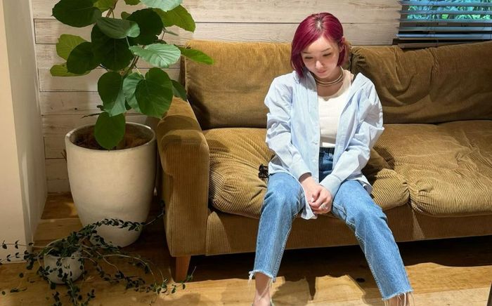 Nữ ca sĩ nổi tiếng một thời bị bắt gặp làm nhân viên quán rượu, kiếm tiền nuôi con nhỏ