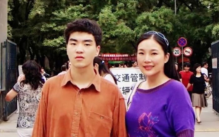 Chồng ly hôn vì sinh con trai bị bại não, người mẹ đơn thân nhận 'trái ngọt' sau hàng chục năm