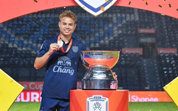 Theerathon có kỷ lục để đời sau nỗi đau của Quang Hải