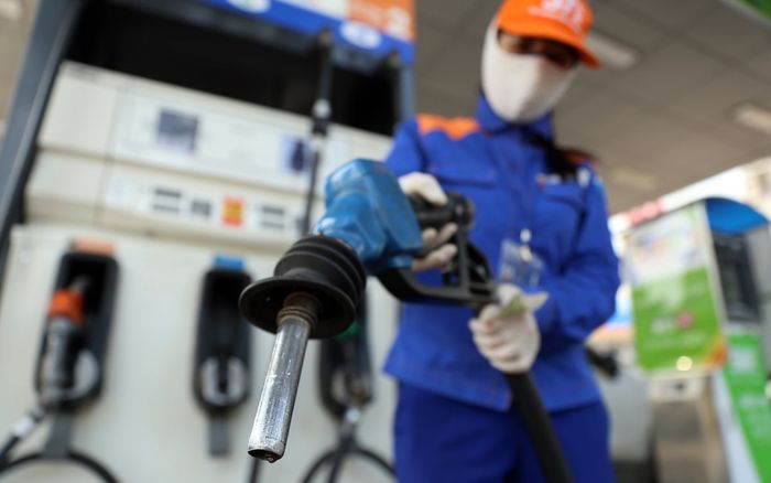 Giá xăng dầu hôm nay 4/5: Giảm cực kỳ mạnh