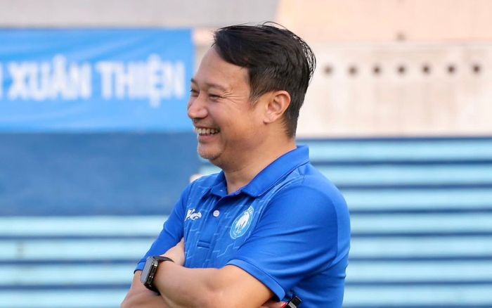 Ngả mũ với HLV Vũ Hồng Việt