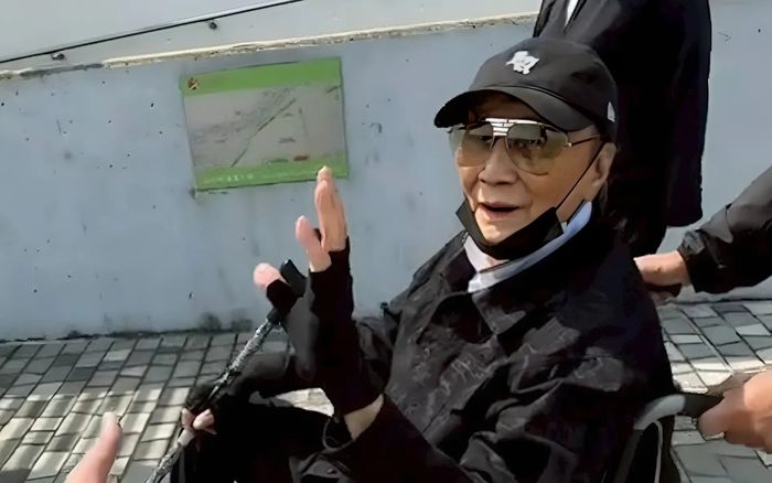 Chia tay tình trẻ kém 49 tuổi, nam diễn viên nổi tiếng ngồi xe lăn, tuổi già sống cô độc