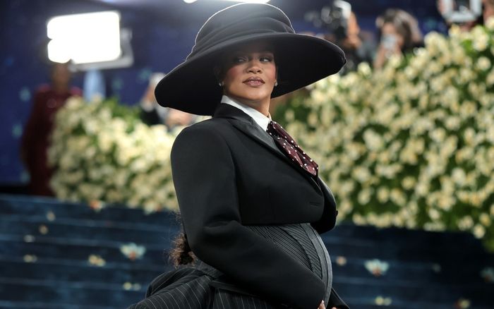 Rihanna công khai mang thai lần ba tại Met Gala 2025