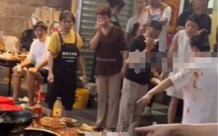 Con mèo từ trên trời rơi xuống nồi lẩu đang sôi, 9 thực khách bị bỏng