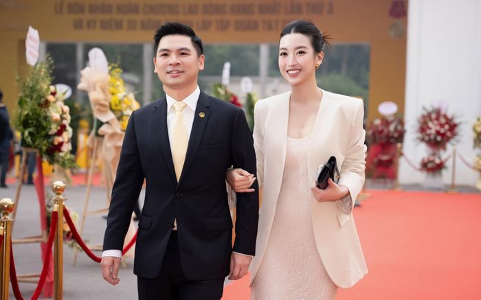 Đỗ Mỹ Linh 'hoảng hốt' trước một hành động của chồng chủ tịch
