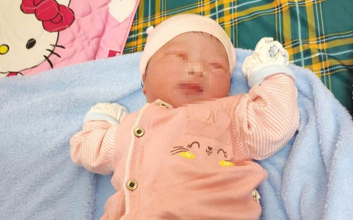 Bé gái sơ sinh bị bỏ rơi trong đêm, tình trạng lúc phát hiện ai cũng xót xa