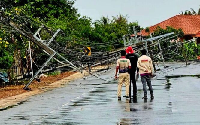 Mưa đá 'càn quét' Thái Lan: 26 cột điện đổ sập, giao thông tê liệt