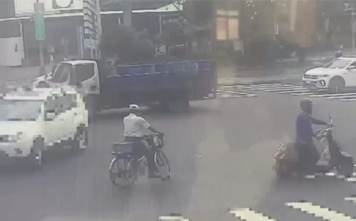170 triệu tiền mặt rơi giữa ngã tư, hành động của người dân gây bất ngờ