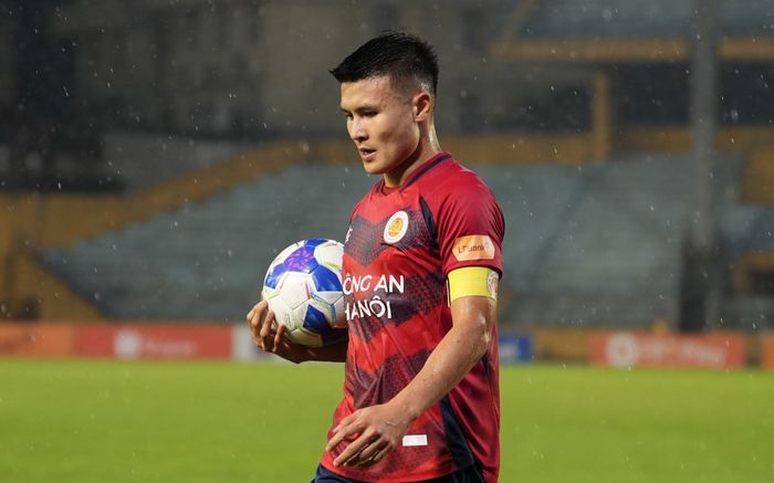 HLV Polking quyết định Quang Hải không đá với Manchester United