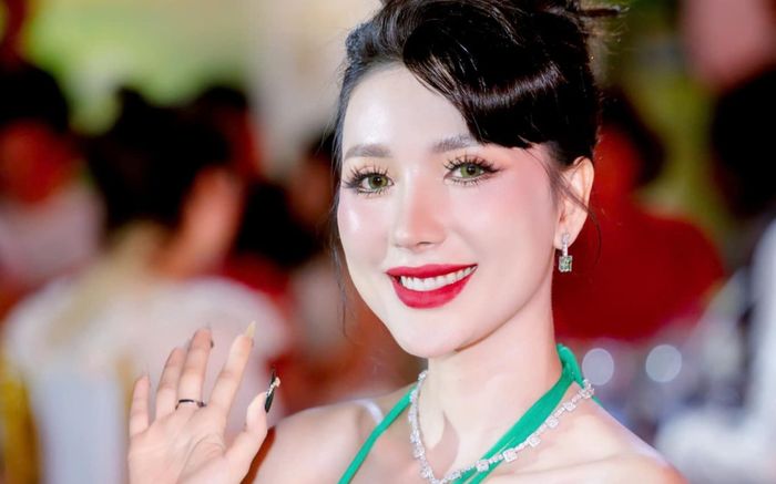 Ngân Collagen có bài đăng ẩn ý giữa lùm xùm