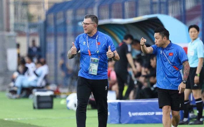 HLV Cristiano Roland quá giỏi