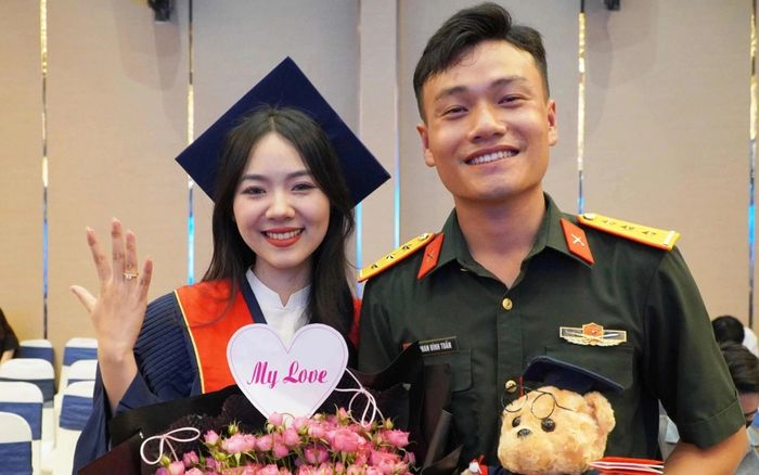 Vỡ oà khoảnh khắc nữ sinh được 'chú bộ đội' cầu hôn trong lễ tốt nghiệp