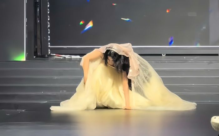 Sàn runway Việt biến thành 'kiếp nạn vấp té' của hàng loạt người mẫu