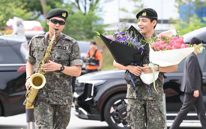 V và RM (BTS) chính thức xuất ngũ: 'Chúng tôi sẽ trở lại với một màn trình diễn tuyệt vời'