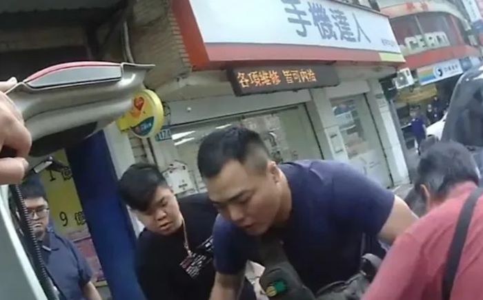 Lần đầu đi lừa đảo, thanh niên chui vào cốp xe để trốn và cái kết nhớ đời