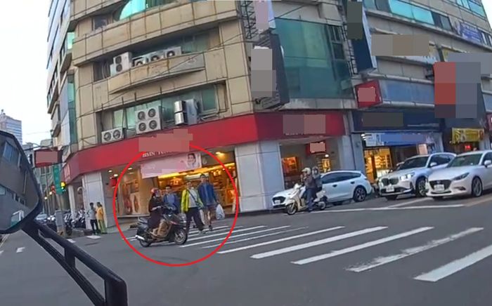 Liều lĩnh vượt đèn đỏ trước mặt cảnh sát, nữ tài xế 49 tuổi 'lãnh đủ'