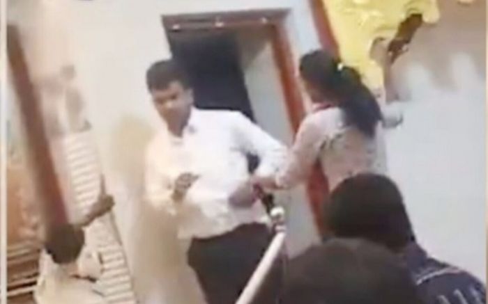 Phát hiện chồng lén cưới vợ mới, người vợ chính xông vào đám cưới cho 'ăn dép'