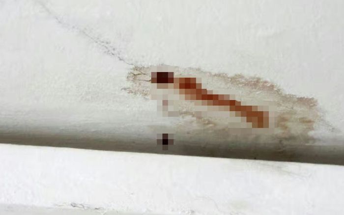 Chất lỏng lạ chảy từ tầng trên xuống, người dân khu chung cư bàng hoàng sau khi kiểm tra