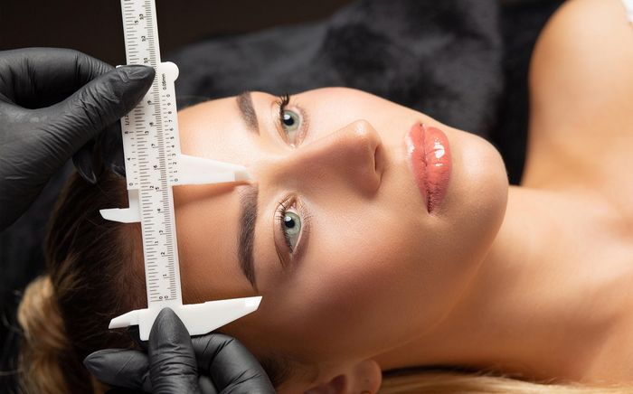 Sửa chân mày để đổi đời: Phép màu hay trò mê tín thời đại số?