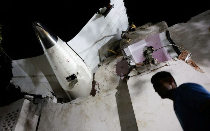 Nữ hành khách thoát cửa tử trong vụ rơi máy bay ở Ấn Độ vì lý do không ai ngờ