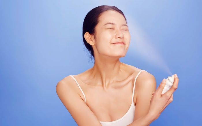 Xịt cố định trang điểm có thật sự giúp lớp nền bền bỉ suốt 8 giờ trên bãi biển?