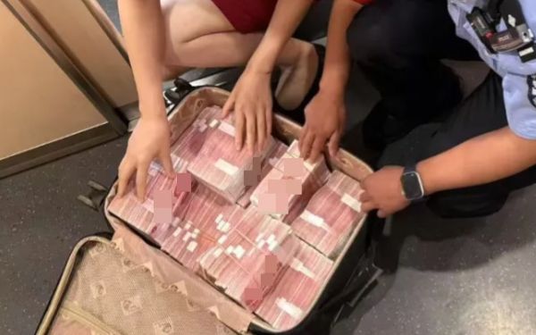 Phát hiện chiếc vali chứa 3,5 tỷ đồng bị bỏ tại sân bay