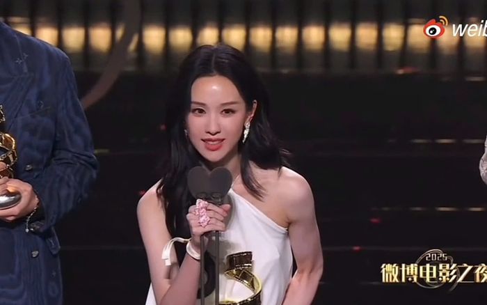 Đêm hội Weibo 2025: Huỳnh Hiểu Minh ôm gà lên thảm đỏ, 1 nữ diễn viên gây sốc với 'gương mặt phù thủy'