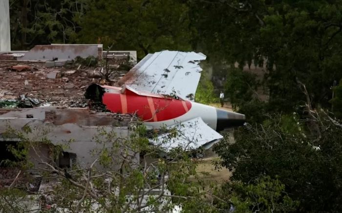 Toàn cảnh thảm kịch máy bay chở 242 người rơi ở Ấn Độ