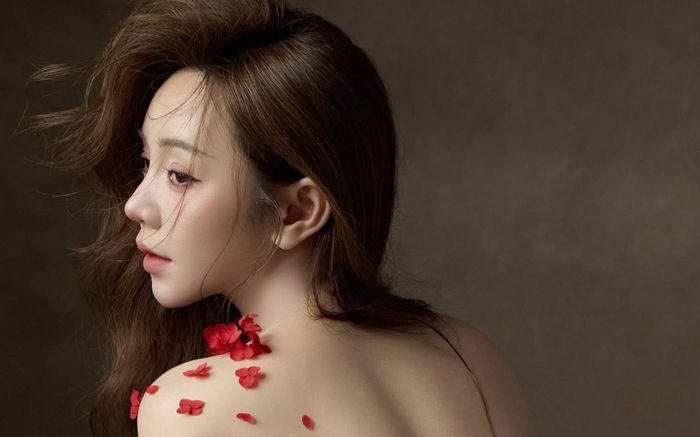 Quỳnh Kool khoe lưng trần gợi cảm, liền bị khán giả hỏi khó