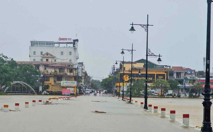 Miền Trung chìm trong mưa lũ giữa mùa hè: Chuyện bất thường gì đang xảy ra?