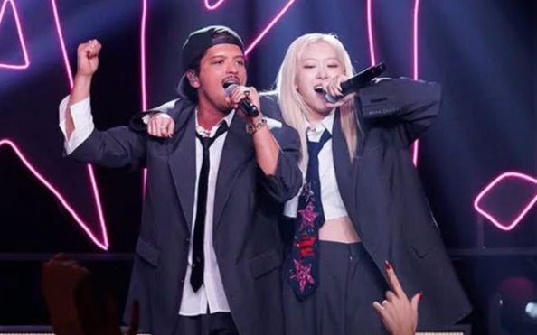 Rosé bị chỉ trích vì nhắc đến Bruno Mars